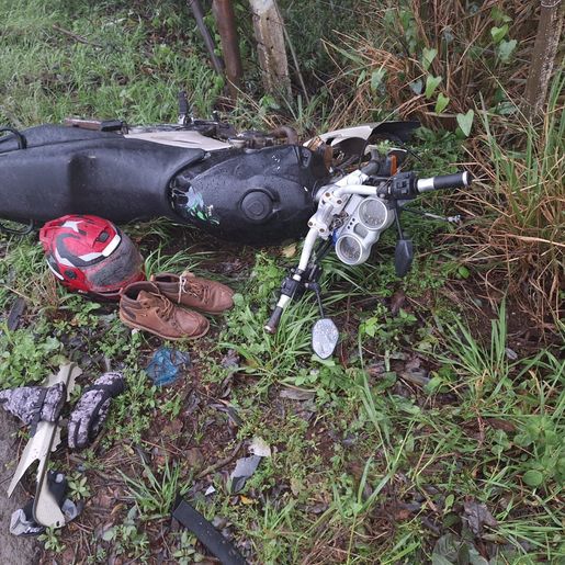 Colisão entre carro e moto deixa motociclista ferido em Anchieta