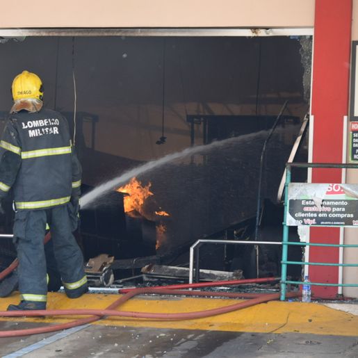 Incêndio de grandes proporções atinge supermercado e residências em SMOeste