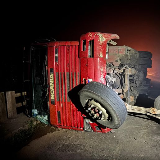 Carreta tomba sobre ponte do Rio das Antas na BR-282 entre São Miguel do Oeste e Maravilha