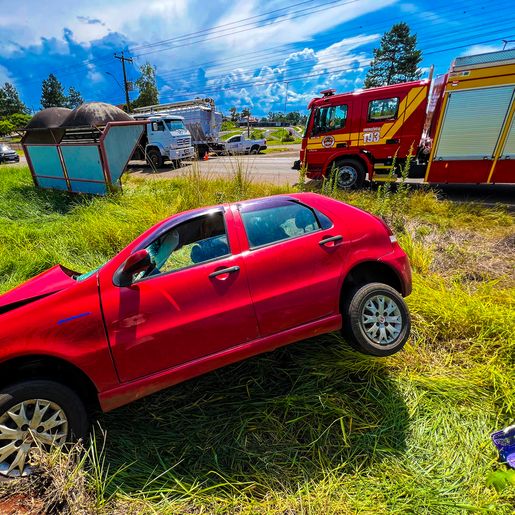 Colisão entre caminhão e carro deixa três feridos na SC 163