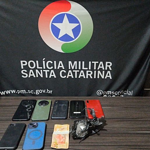 Três pessoas são presas por tráfico de drogas em Modelo