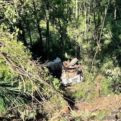 Caminhão parte ao meio e motorista morre prensado em SC