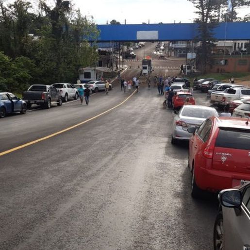 Argentinos que estavam em SC formam filas para retornar ao seu país