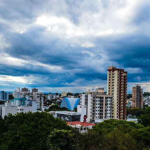 Forte frente fria avança e temperaturas devem despencar nas próximas horas
