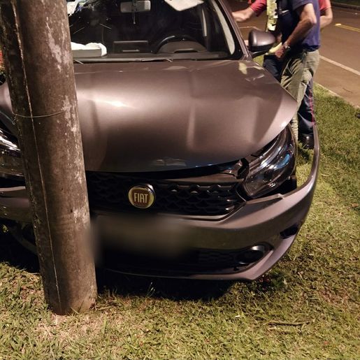 Casal sofre ferimentos em colisão contra poste