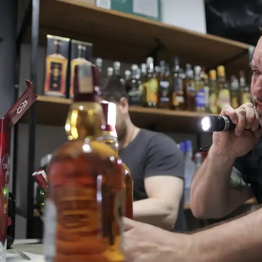 Carnaval: metanol em bebidas liga sinal de alerta nos estados