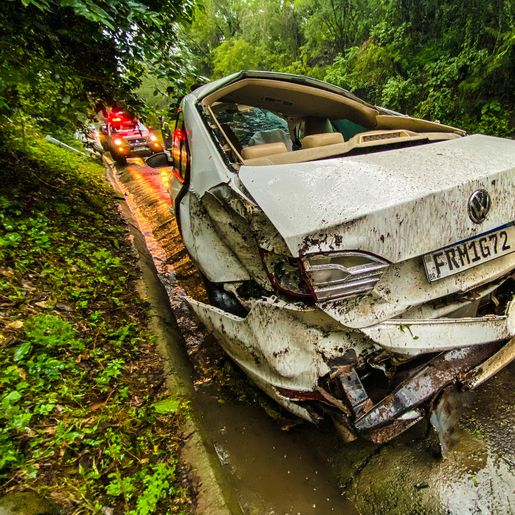 Homem fica ferido em capotamento na BR-282; vídeo