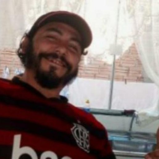 Homem chega em casa cantando e é morto com canivete no coração em SC