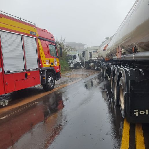 Carreta de combustível bate frontalmente em caminhão de leite
