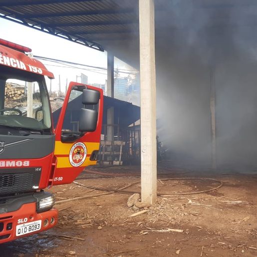 Incêndio em indústria mobiliza bombeiros por dez horas