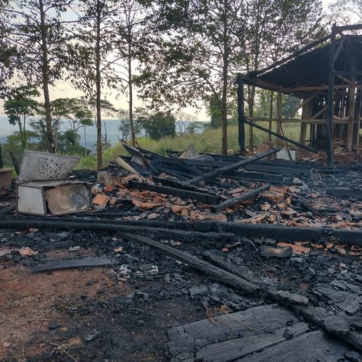 Bombeiros combatem incêndio em galpão no interior de Itapiranga