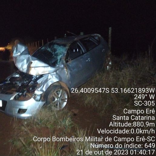 Condutor perde o controle da direção e sai da pista na SC-305