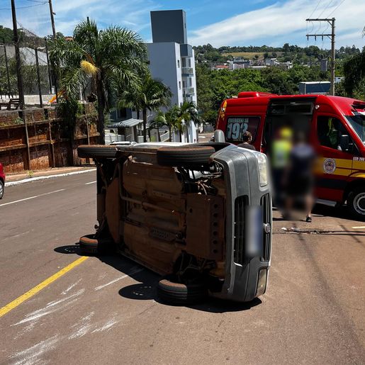 Mulher fica ferida em colisão seguida de capotamento em Descanso