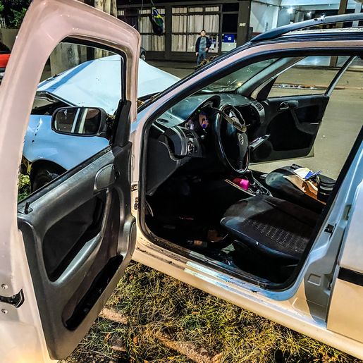 Condutor colide com carro em poste na Willy Barth em SMO; vídeo