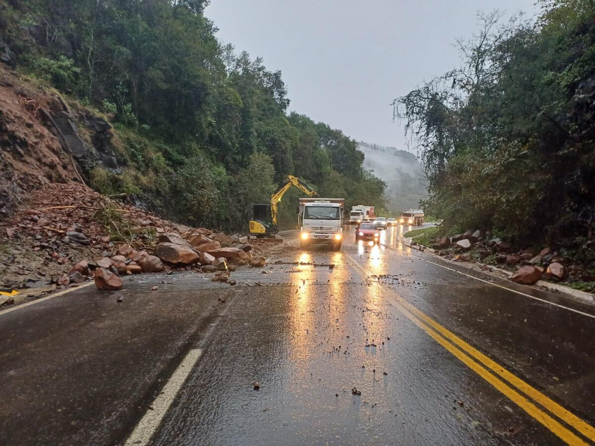 Queda de barreira mantém sistema Pare e Siga na BR-282 em Nova Erechim
