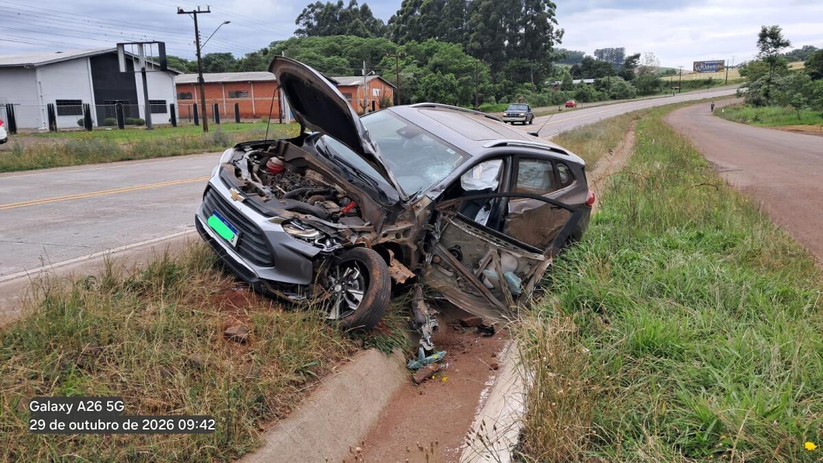 Colisão frontal deixa duas pessoas feridas na BR-163, em Guarujá do Sul