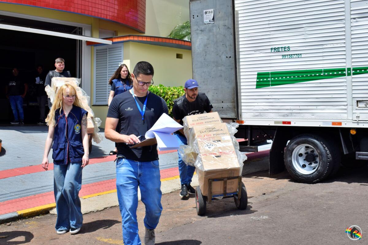 Urnas eletrônicas são entregues aos locais de votação em São Miguel do Oeste