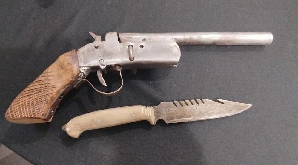 Homem foge da PM e é preso com faca e arma artesanal em SMO