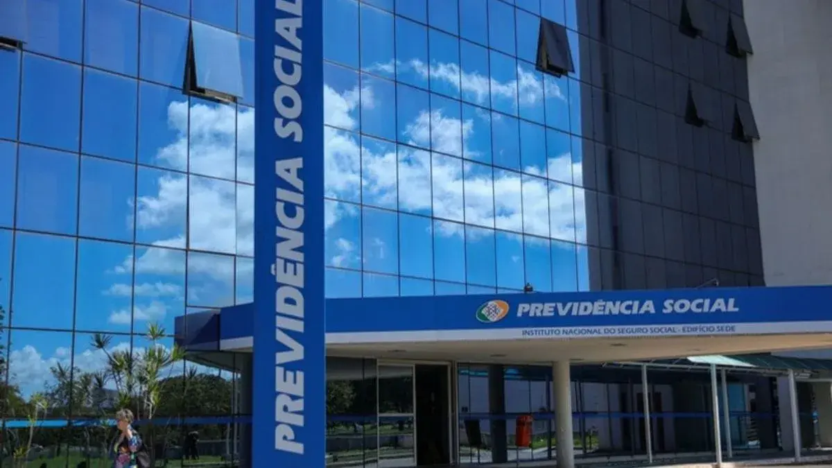 Projeto que prevê adicional de até 15% para aposentadas do INSS avança na Câmara