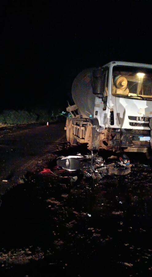 Jovem fica ferido em colisão entre caminhão e moto, na SC-163, em SJO