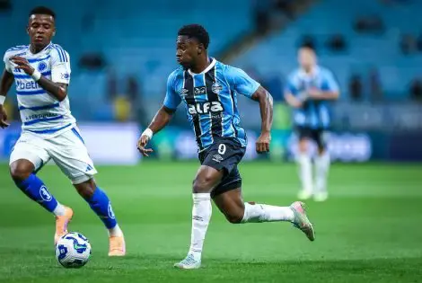 Grêmio sofre virada do Cruzeiro, perde por 4 a 2 e segue na zona de rebaixamento