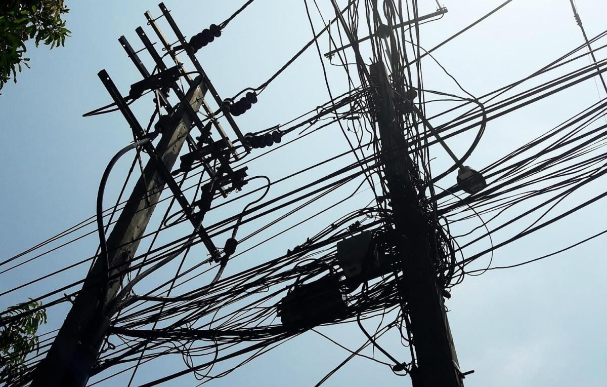 Celesc vai cortar cabos de operadoras clandestinas em postes de SC