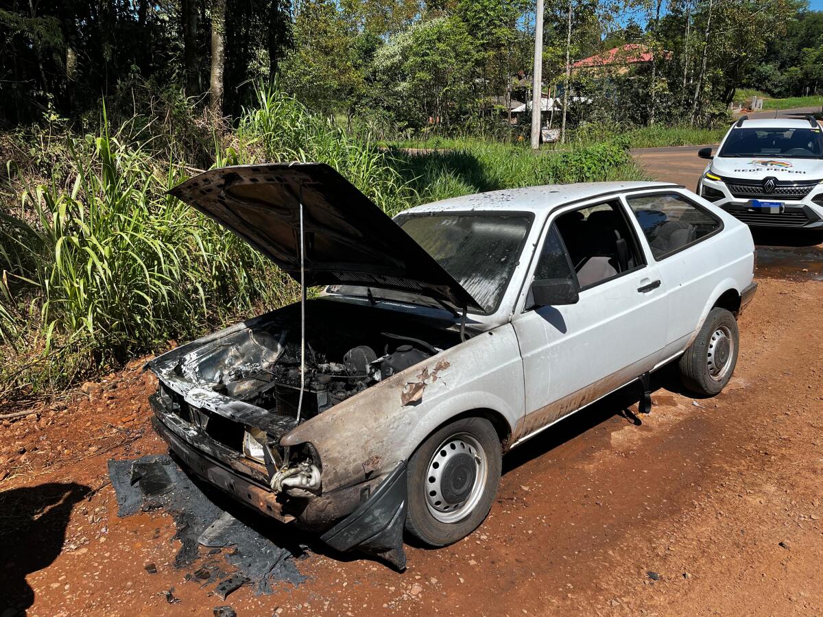 Incêndio atinge veículo no interior de São Miguel do Oeste