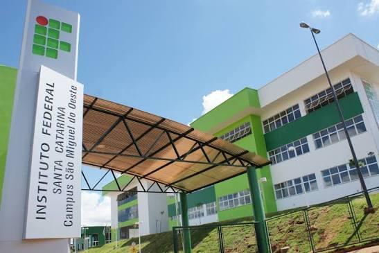 IFSC abre concurso com 65 vagas e salários de até R$ 13,2 mil em SC