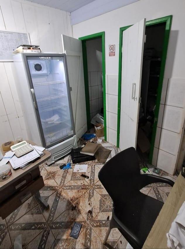 Criminosos arrombam estabelecimento comercial e furtam equipamentos e alimentos em Campo Erê