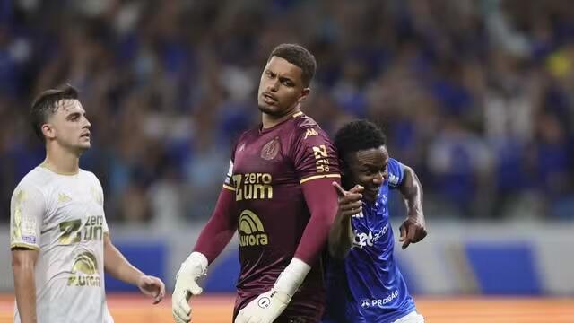 Chape assusta no fim, mas perde para o Cruzeiro após decisões do VAR