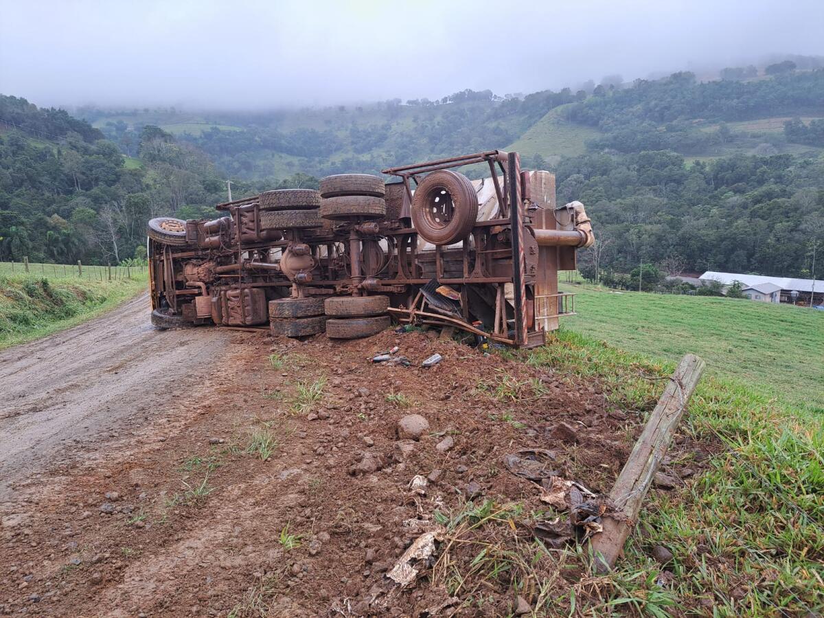 Caminhão apresenta falha mecânica e tomba no interior de Itapiranga