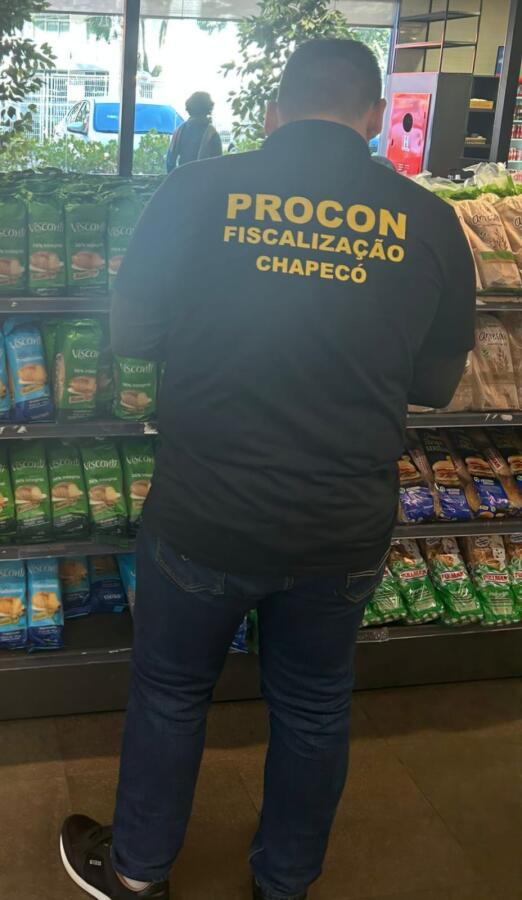 Procon de Chapecó recolhe dezenas de produtos vencidos
