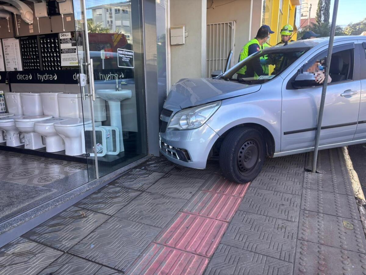 Idoso confunde pedais e bate carro em loja no centro de SMO