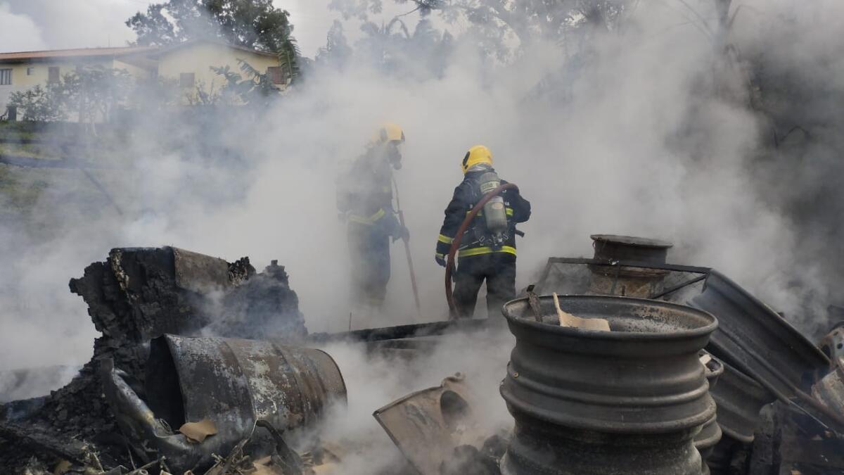 Galpão é destruído por incêndio em São João do Oeste
