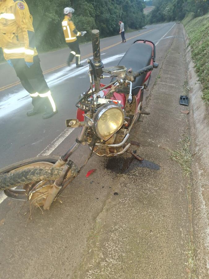 Colisão frontal entre carro e motocicleta deixa mulher gravemente ferida na SC-157