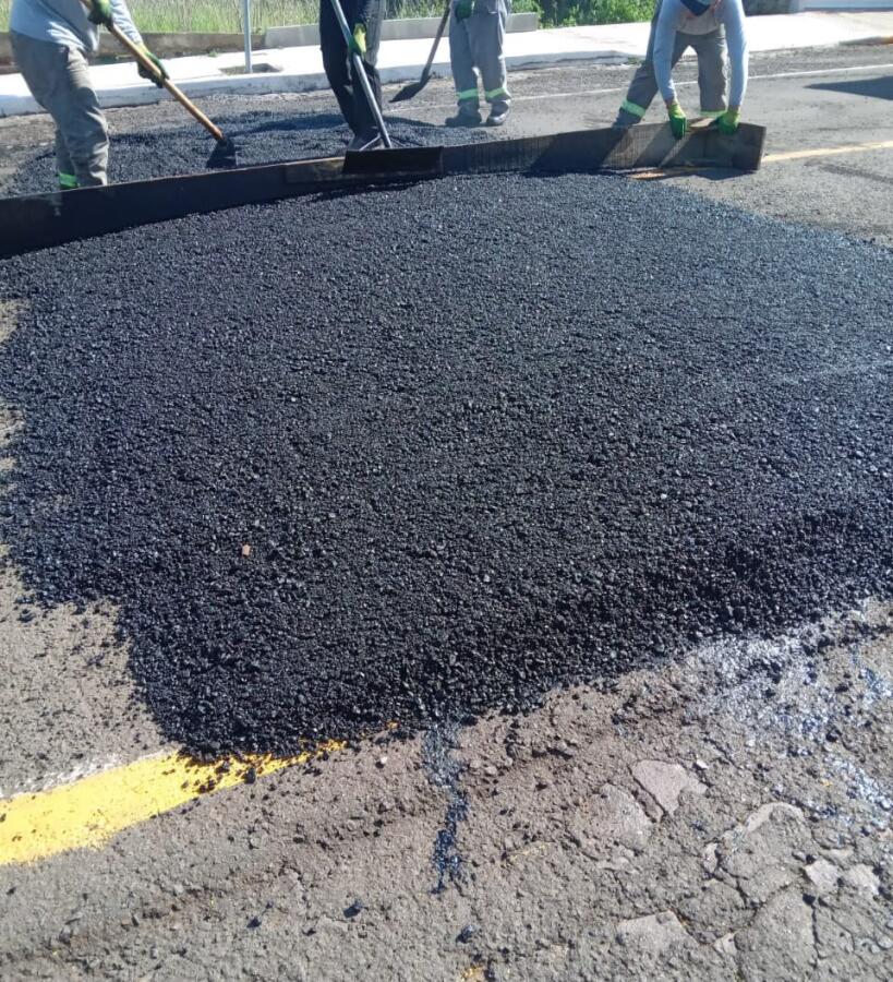 Secretaria de Obras realiza tapa-buracos e instala quebra-molas em Guaraciaba