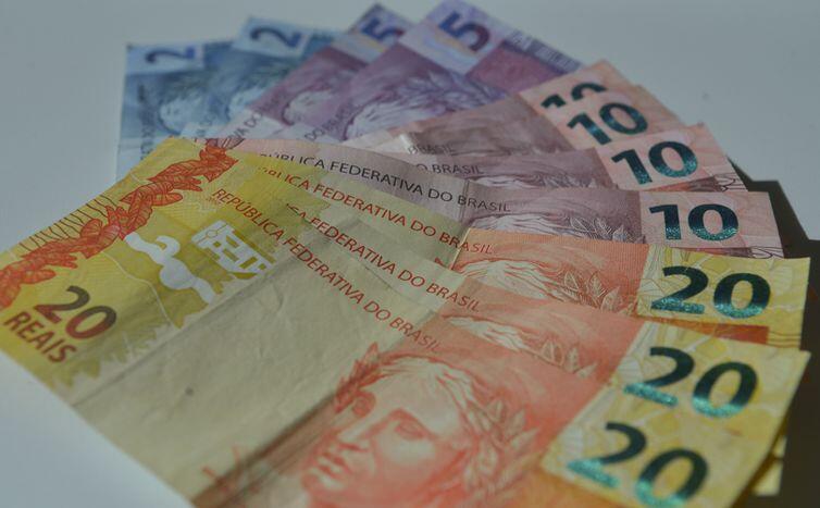 Governo federal projeta salário mínimo de R$ 1.741 para 2027