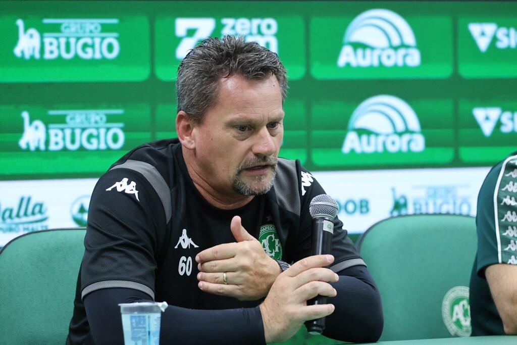 Chapecoense anuncia demissão do técnico Fábio Matias
