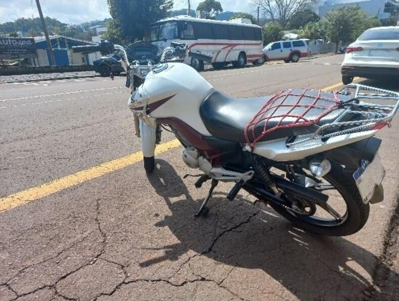 Passageiro de motocicleta fica ferido em colisão com carro em São José do Cedro