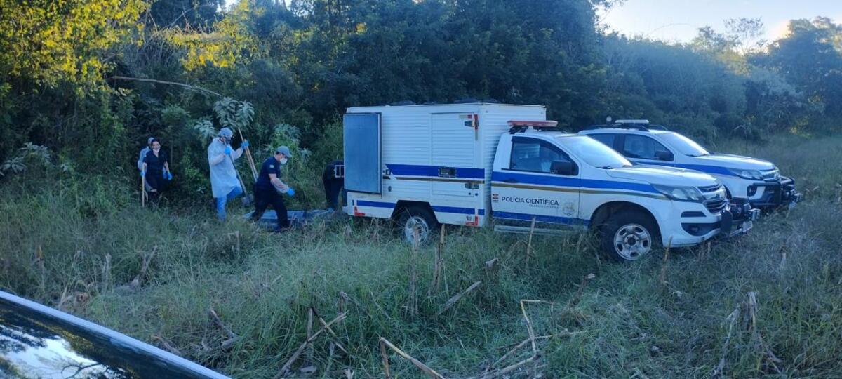 Quatro homens são flagrados enterrando corpo em mata de Chapecó e acabam presos após perseguição