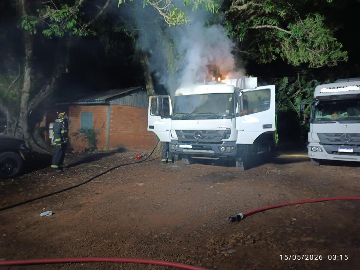 Incêndio destrói cabine de caminhão de coleta de lixo em SMO