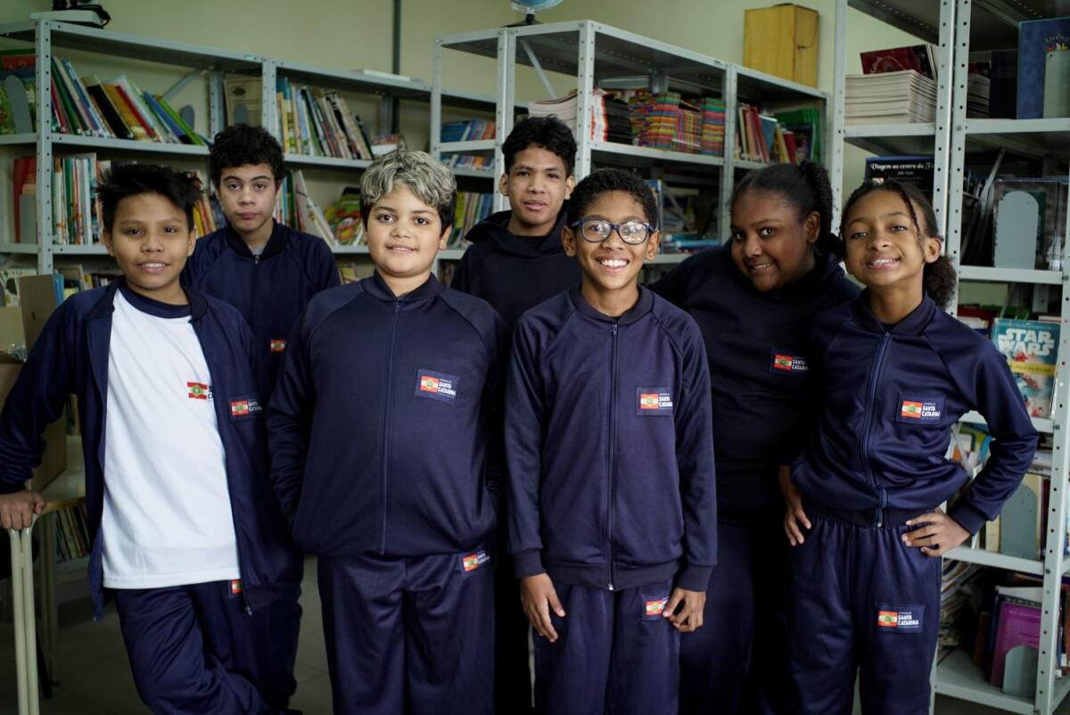 Governo de SC entrega uniformes de inverno para estudantes da rede estadual