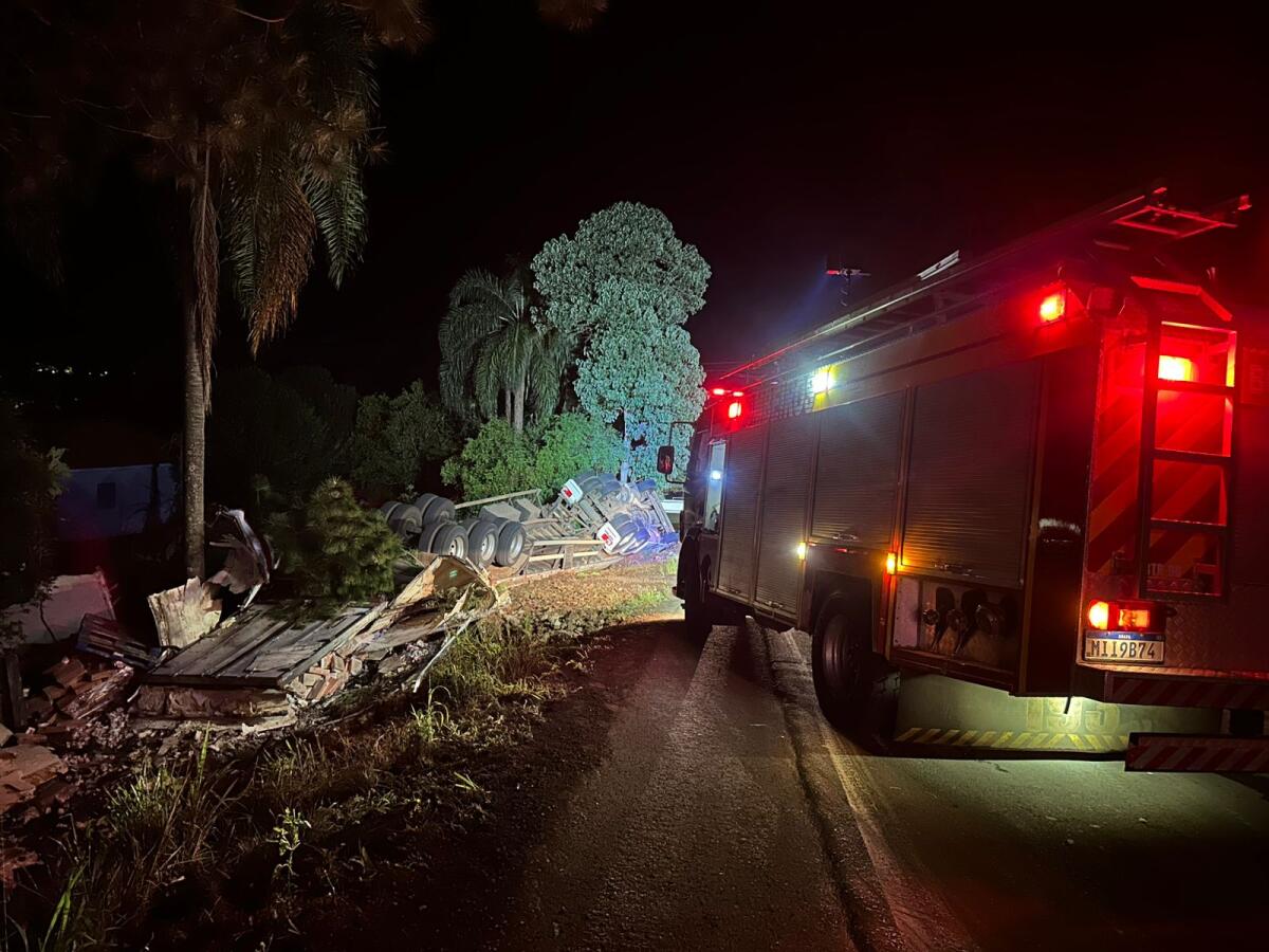 Falha nos freios provoca saída de pista de carreta na SC-161, em Romelândia