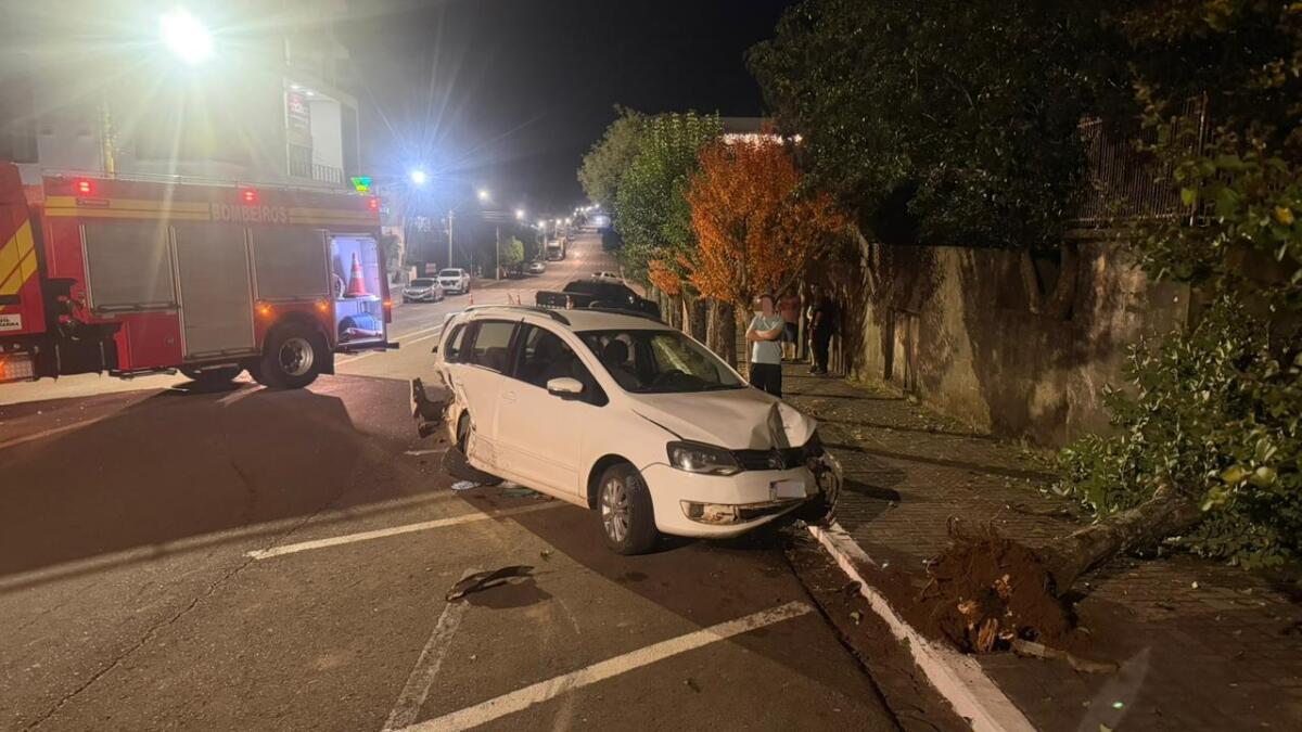 Motorista fica ferido ao bater em carro estacionado em SJCedro