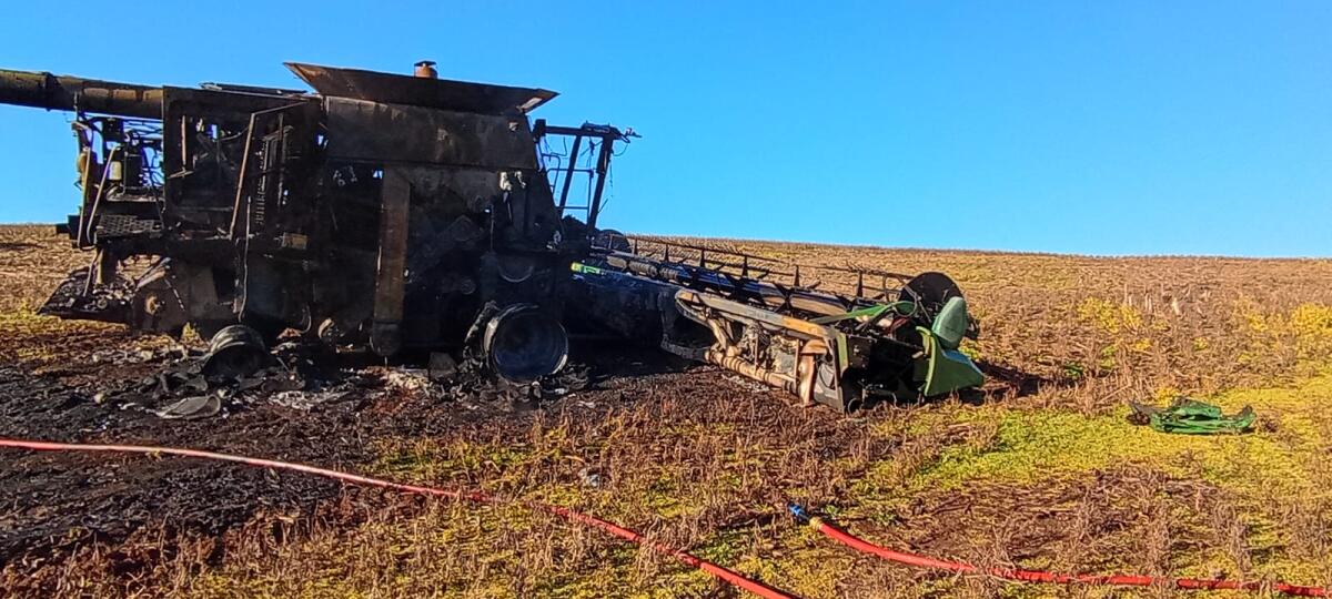 Colheitadeira pega fogo em propriedade no interior de Palma Sola