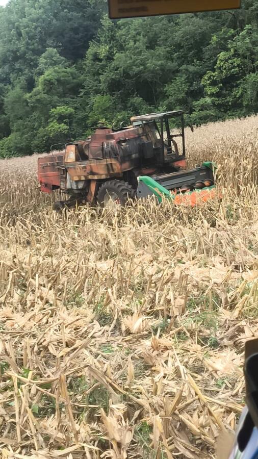 Colheitadeira é destruída por incêndio no interior de São Miguel do Oeste
