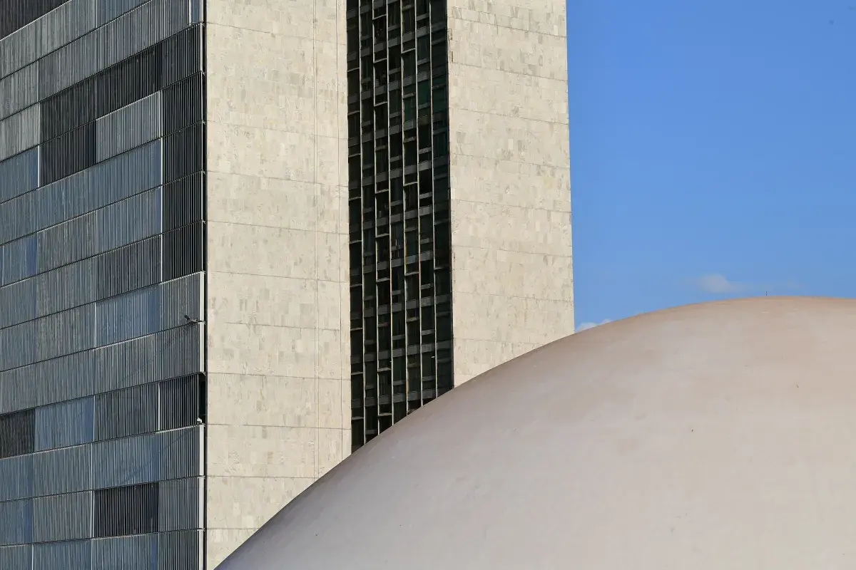 Governo bloqueia R$ 8,3 bi de Ministérios e reguladoras de infraestrutura