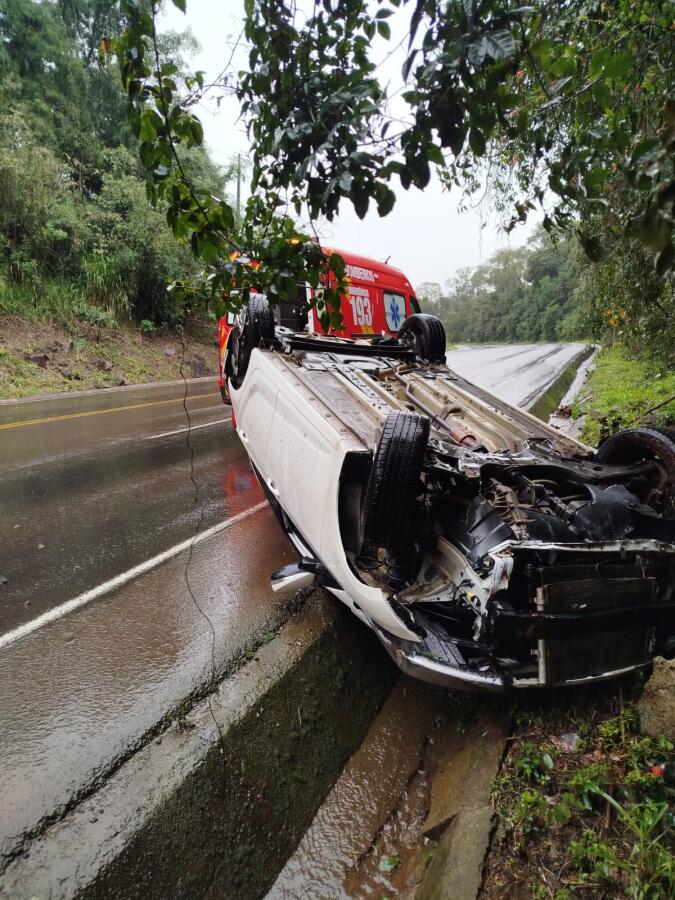 Motorista fica ferida em capotamento na SC-157, em Novo Horizonte