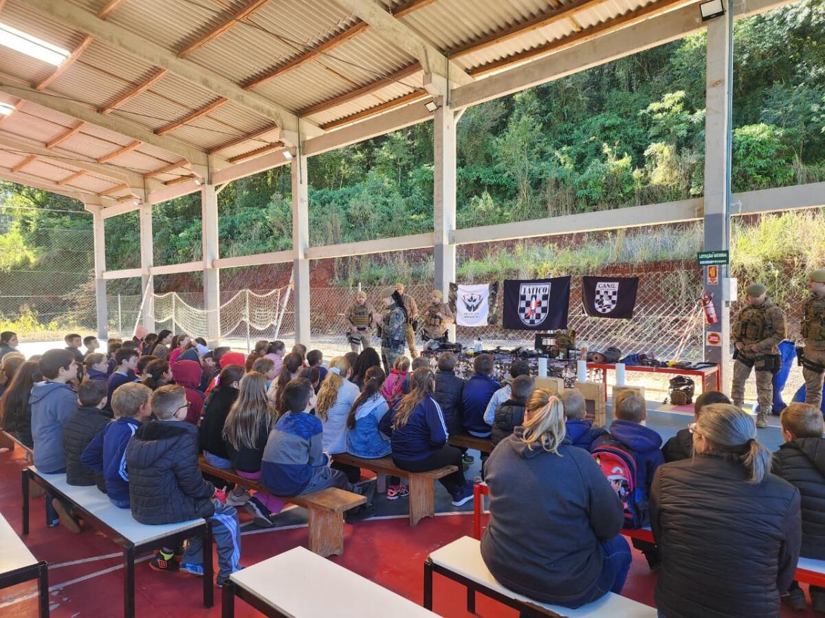Programa Protetor Ambiental reúne 70 alunos para demonstrações no interior de Itapiranga