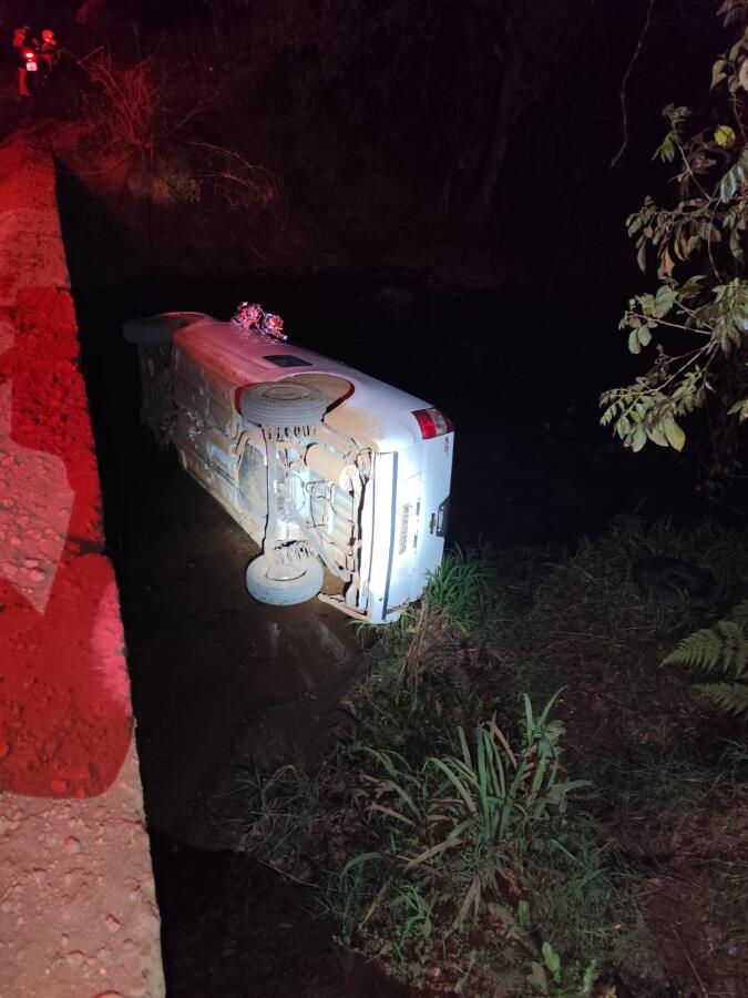 Homem fica ferido após carro capotar e cair de ponte no interior de União do Oeste